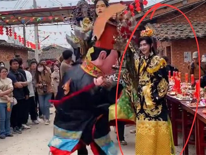 网红cos赵世子走在游神队伍前引争议 cos的边界感在哪