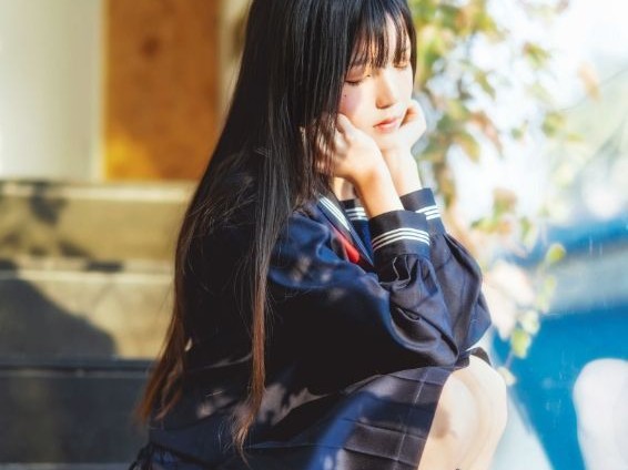 桜桃喵《小少女_黑色水手服》——初冬的午后，纯真与成熟的交织