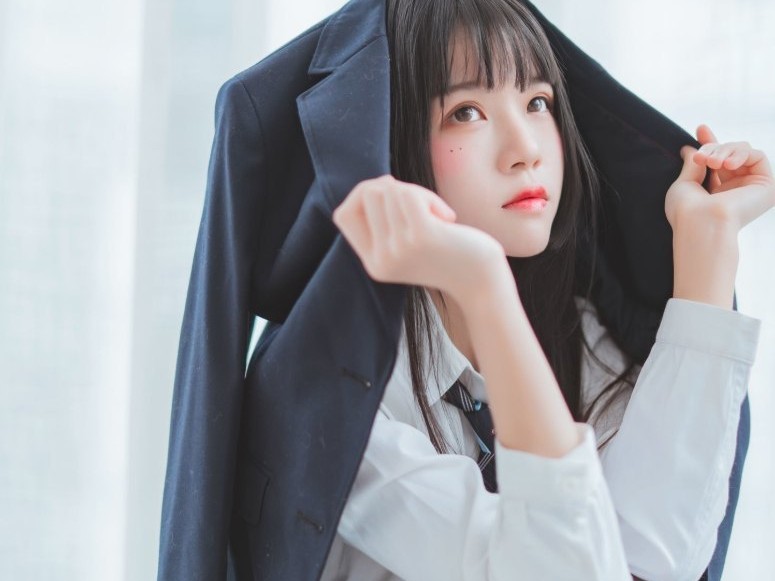 桜桃喵《冬季制服丝秀》：校园与成熟完美结合的美丽瞬间