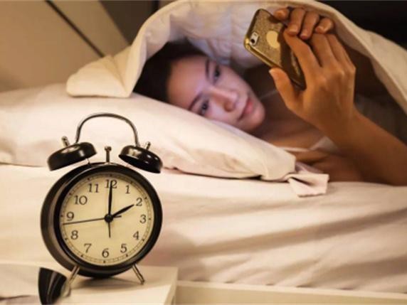 手机为什么会影响睡眠质量呢（蓝光会抑制褪黑激素的分泌）