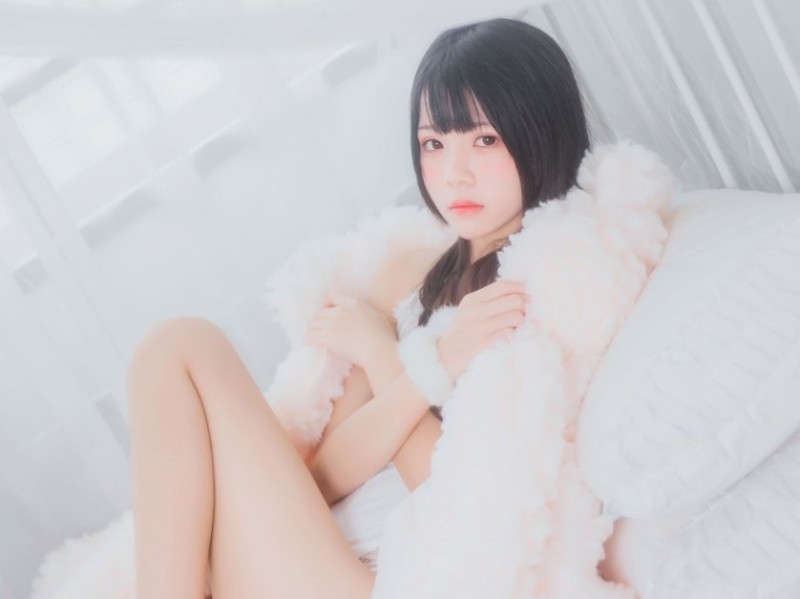 桜桃喵《冬眠系列 纯白私房》：迷人的冬季温柔