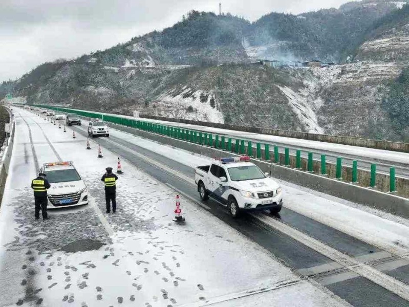 暴雪致高速瘫痪车主被困十小时 暴雪为交通带来哪些隐患