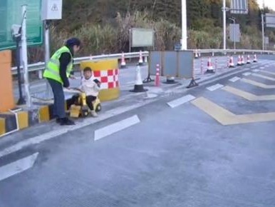 5岁男孩开电动玩具车上高速 家长看护孩子引关注