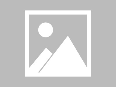 搞笑段子:女友第一次去我家住，我们没有住一个屋子，很晚了女友来敲我的房门 
