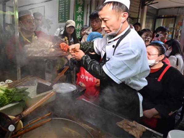 天水麻辣烫大叔辟谣网售调料包 天水麻辣烫为什么火了