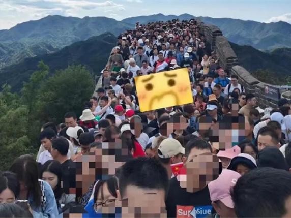长城人山人海 网友：3分钟走2步 为何会出现人山人海