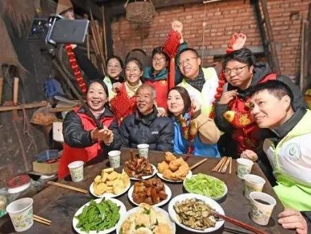 云南一家吃年夜饭桌上摆182碗菜 年夜饭体现了什么
