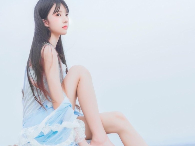 桜桃喵《冬眠 长裙》：温柔如梦的蓝色梦境