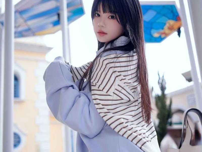 樱桃喵私影新作《蓝》：浅蓝卫衣搭配白丝长袜，清纯学妹风氛围感爆棚！