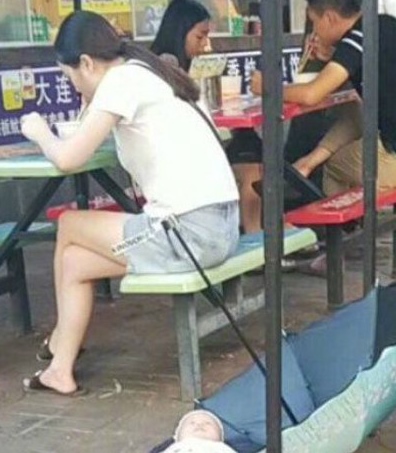 幽默段子笑话:大妹子,你心真大,宝贝就那么放雨伞上 第2张 幽默段子笑话:大妹子,你心真大,宝贝就那么放雨伞上 第2张