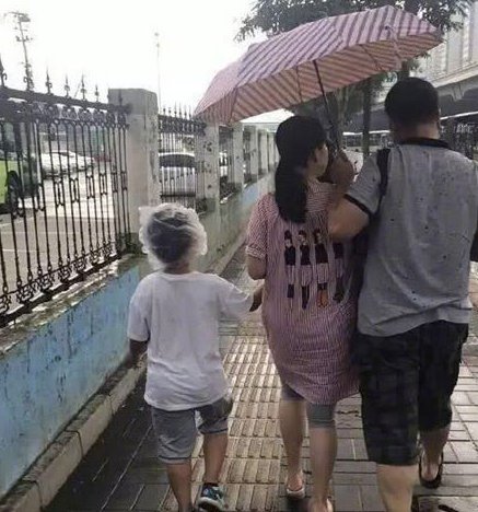 幽默段子笑话:大妹子,你心真大,宝贝就那么放雨伞上 第4张 幽默段子笑话:大妹子,你心真大,宝贝就那么放雨伞上 第4张