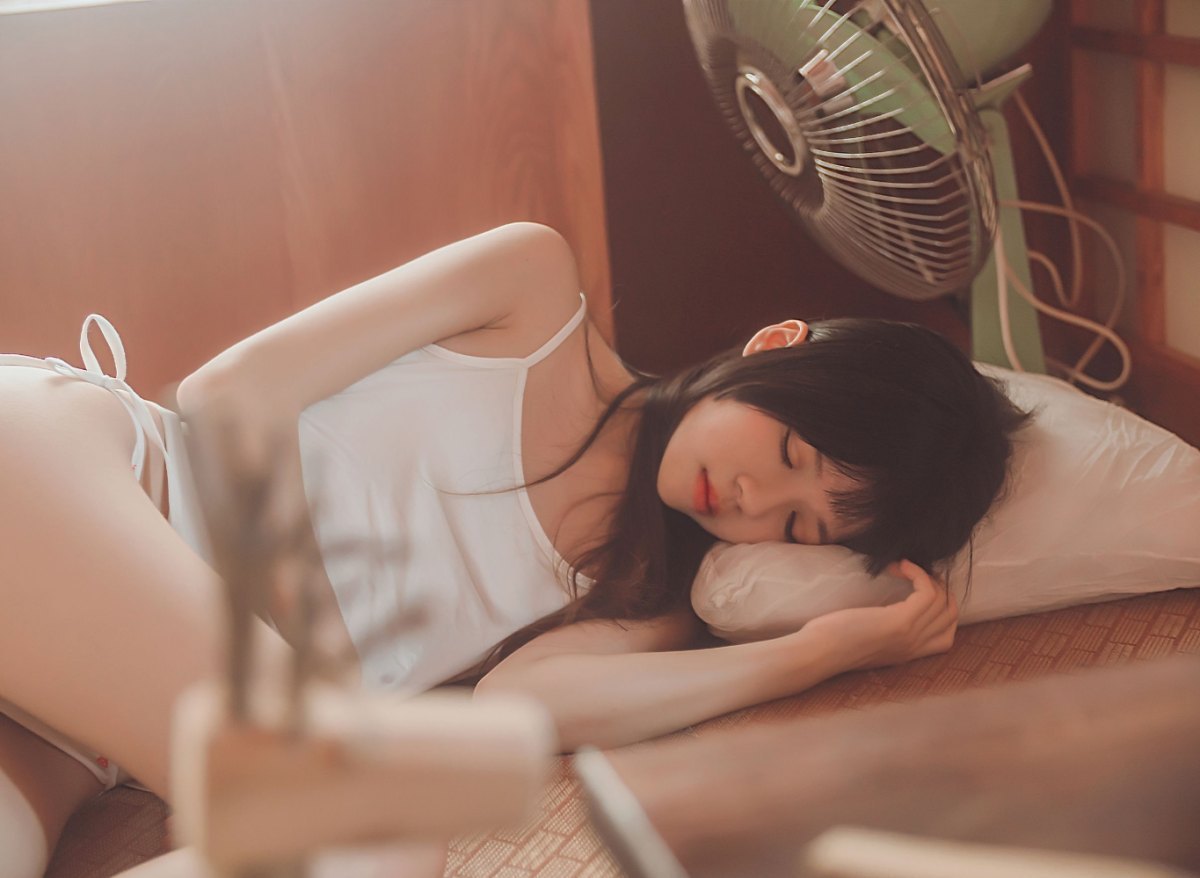 桜桃喵《小背心换水手服》——盛夏的轻盈与惬意 第1张 桜桃喵《小背心换水手服》——盛夏的轻盈与惬意 第1张