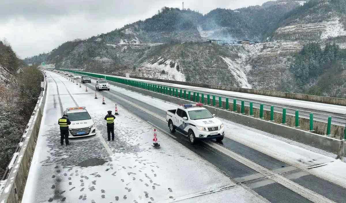 暴雪致高速瘫痪车主被困十小时 暴雪为交通带来哪些隐患 第1张 暴雪致高速瘫痪车主被困十小时 暴雪为交通带来哪些隐患 第1张